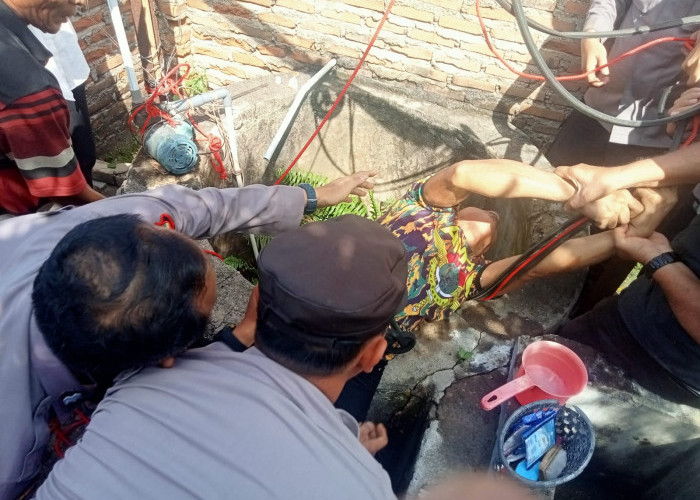Respon Cepat, Personel Polsek Kotabumi Kota Evakuasi Warga Yang Jatuh di Dalam Sumur 