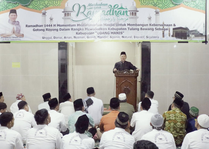 Jadi Imam Salat di Rutan Menggala, Pj Bupati Tulang Bawang Ingatkan Hal Penting Ini