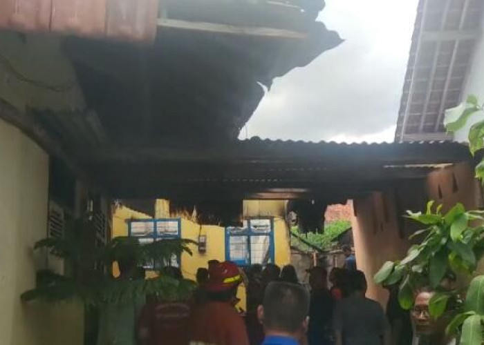 Malam Antar Ayah Masuk RS, Pagi Hari Rumah Pemuda Ini Dilahap Si Jago Merah