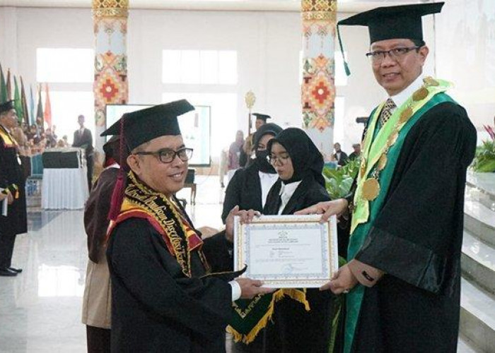 Selamat! Kakanwil Kemenag Lampung Puji Raharjo Penulis Desertasi Terbaik UIN Raden Intan