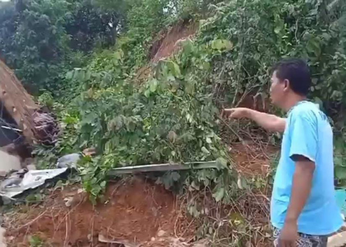 Hujan Deras Akibatkan Tanah Longsor Timbun Rumah Warga di Jati Wangi Lampung Selatan