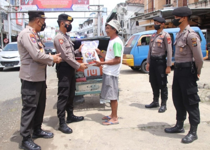 Dampak Kenaikan Harga BBM, Door to Door Polres Pringsewu Bagikan Bantuan 