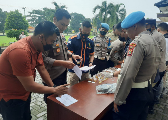 Cegah Penyalahgunaan Narkoba, PJU dan Personil Polres Lamtim Jalani Tes Urine