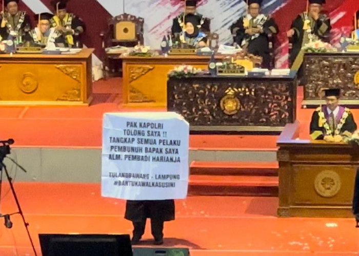 Saat Wisuda, Mahasiswa Ini Bentangkan Spanduk Usut Pelaku Pembunuhan sang Ayah, Begini Tanggapan Polda Lampung