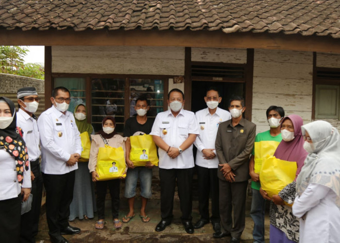 Gubernur Lampung Arinal Djunaidi Serahkan BLT Secara Door to Door di Pringsewu