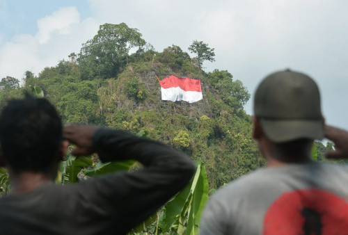 Perayaan HUT RI ke 17, Bendera Merah Putih Raksasa Dikibarkan di Bukit Sepagoh