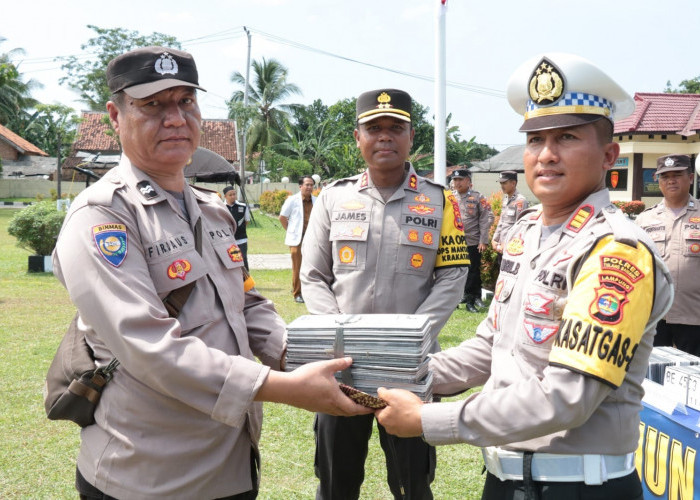 Terobosan Baru, Personel Polres Tulang Bawang Antar 1.058 Plat Nomor ke Rumah Masyarakat Langsung