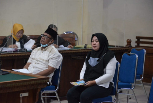 Berderai Air Mata, Mantan Kabid Disdik Lamteng Minta Keringanan di Depan Hakim