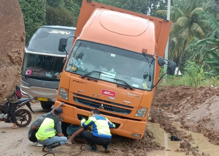 Longsor di Jalinbar Jebak Kendaraan, Ini Kondisi Terkini 