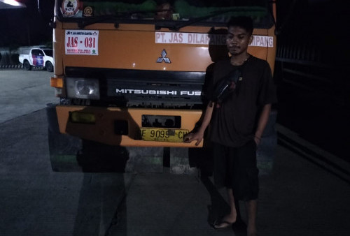 Tronton Batubara Mengancam Pengendara di Jalan