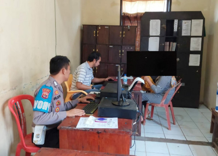 Penganiaya Anak Kandung Terlihat Menyesal dan Sering Mencium Anaknya
