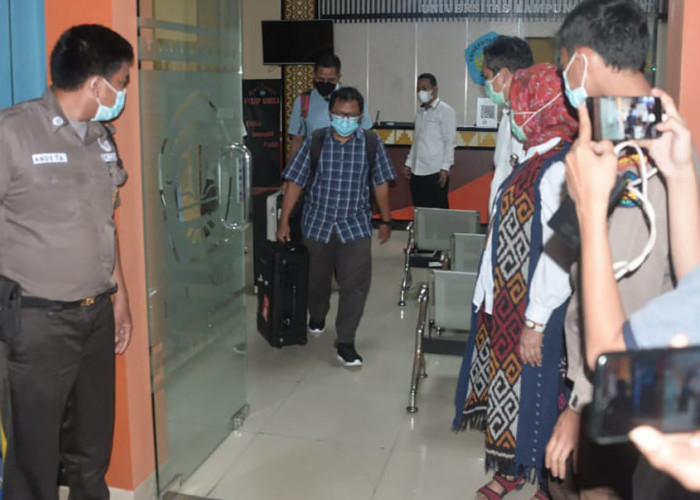 Penyidik KPK Bawa Dua Koper Dari Gedung FISIP Unila, Dekan Ditanyai Soal Ini 