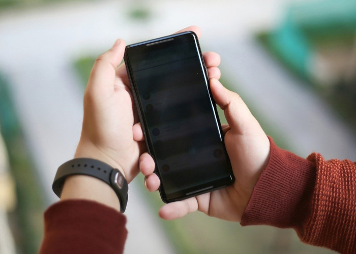 Jangan Dilakukan! 4 Bahaya Menyusui Sambil Main HP, Salah Satunya Bisa Bikin Bayi Stres