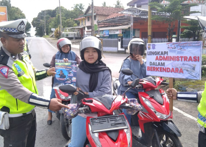 Satlantas Polres Way Kanan Berikan Penyuhan Tertib Lalu Lintas Kepada Pengguna Jalan