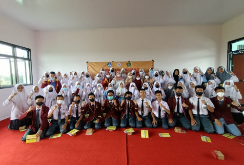 Tim PKM UTI Berikan Pelatihan Public Speaking