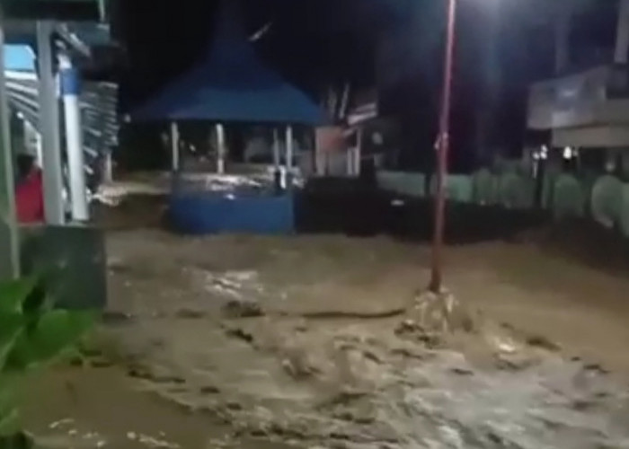 Banjir Bandang, Jalan dan Desa di Way Lima Terendam 
