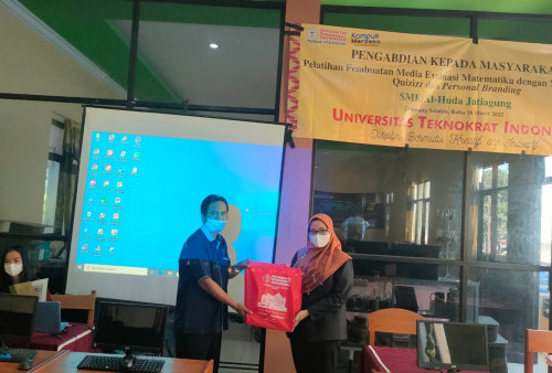 UTI Adakan Pelatihan Media Evaluasi Pembelajaran Gunakan Quizizz
