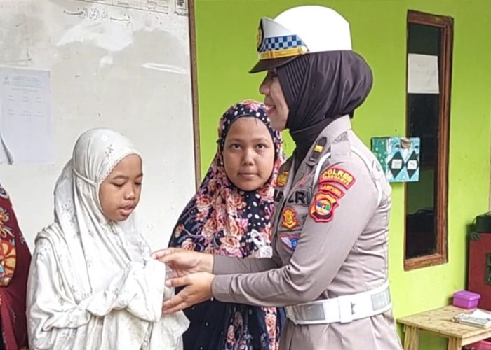 Polres Tanggamus Bagi-bagi Takjil untuk Ponpes dan Masjid di Kota Agung Timur