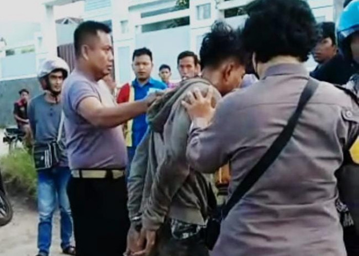 Aksi Pencurian Mobil Taksi Online Berhasil Digagalkan Warga, Pelaku Digelandang ke Kantor Polisi