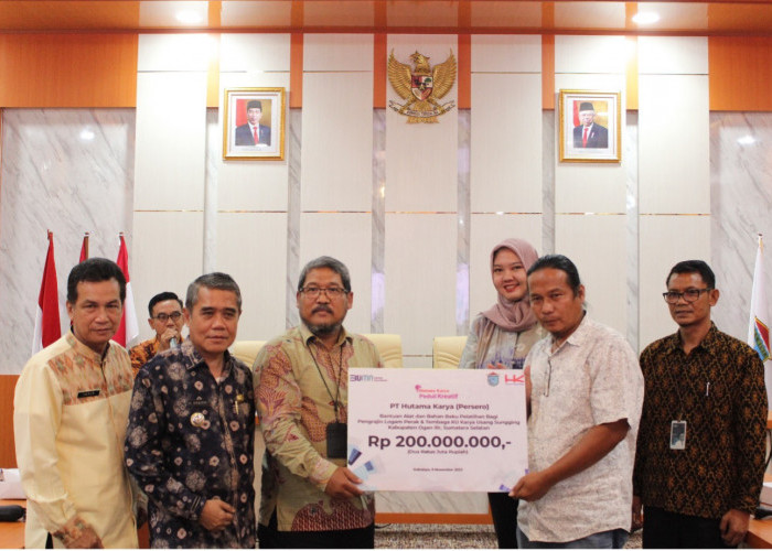 Hutama Karya Berikan Alat Produksi dan Bahan Baku untuk Perkuat Pengrajin Logam di Ogan Ilir
