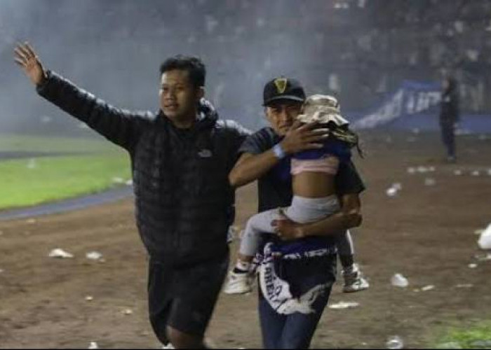 Balita Tergeletak di Stadion Kanjuruhan Diselamatkan Anggota TNI, Arist Merdeka Beberkan Kesalahan Prosedur