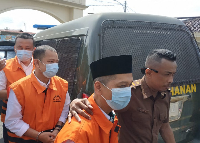 Pakai Mobil Tahanan dan Rompi KPK, Karomani Cs Jalani Sidang Perdana