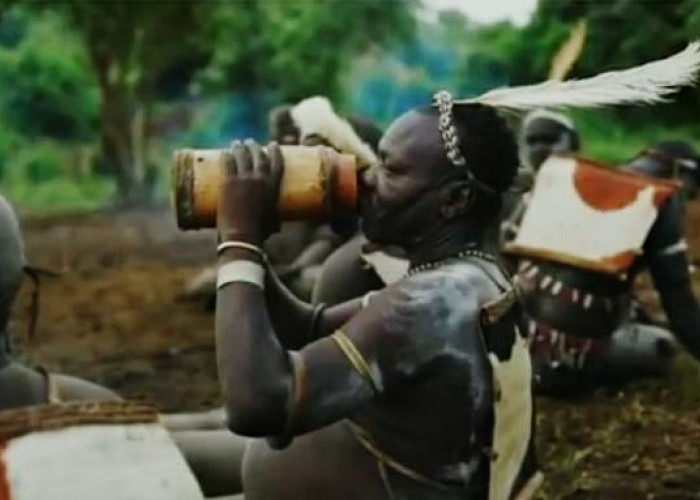 Simbol Ketampanan Laki-laki Suku Bodi Ethiopia Selatan