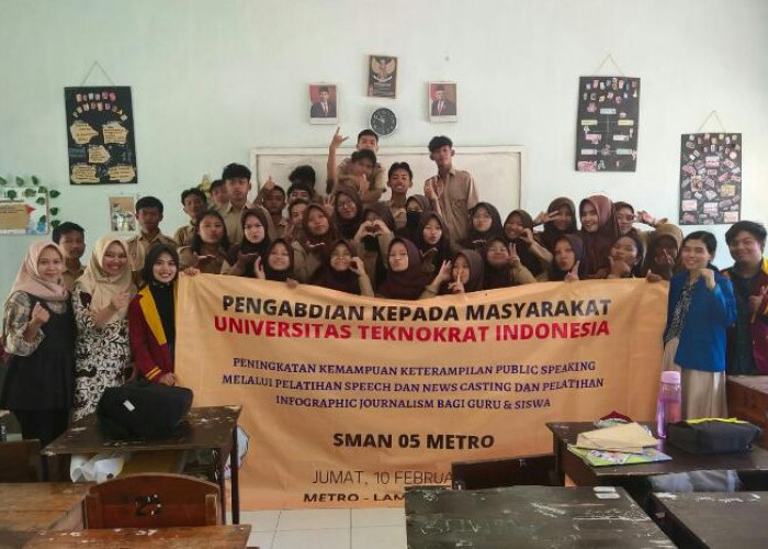 UTI Beri Pelatihan Public Speaking dan Infographic Jurnalisme kepada Siswa dan Guru