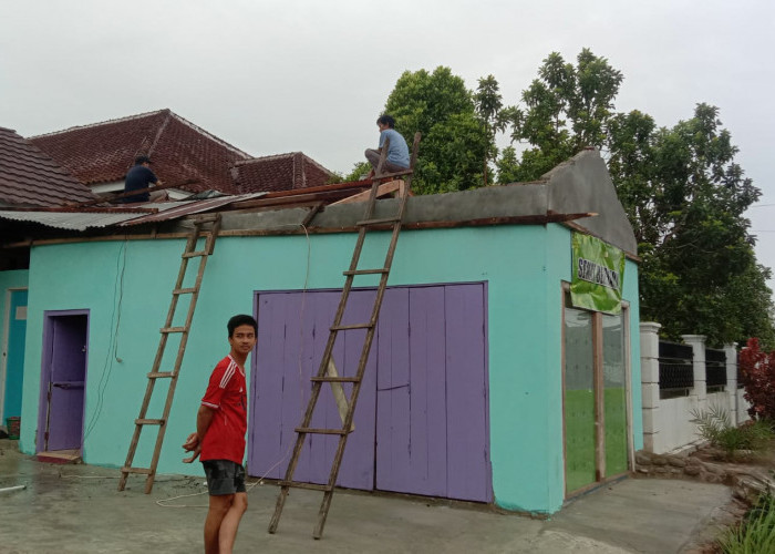 Sejumlah Atap Rumah Warga Hingga Sekolah di Pesisir Barat Terdampak Angin Kencang
