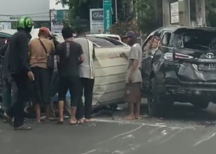 Diduga Ugal-ugalan, Dua Angkot Bandar Lampung Tergelimpang Usai Tabrak Fortuner Yang Sedang Parkir