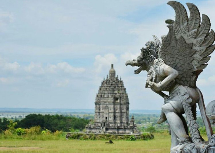 Tidak Perlu Jauh-jauh Ke Yogya, Miniatur Candi Prambanan Ada di Tulang Bawang