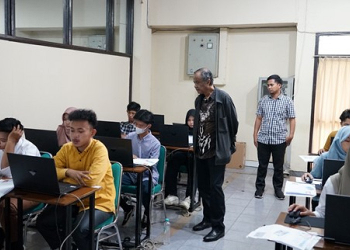 Tim Pusat Monitoring Pelaksanaan UTBK SNBT Gelombang Pertama di Unila