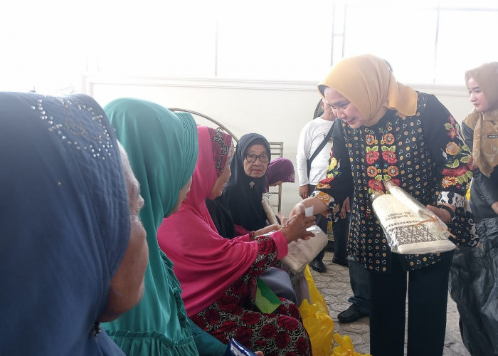 Istri Gubernur Lampung Bagi-bagi Paket Sembako di Tulang Bawang, Ternyata... 