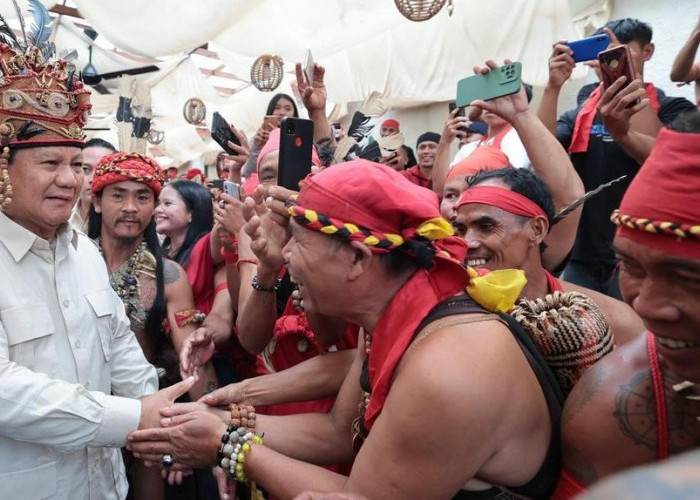 Momen Prabowo Subianto Kenakan Topi Adat Dayak, Disambut Ribuan Orang 