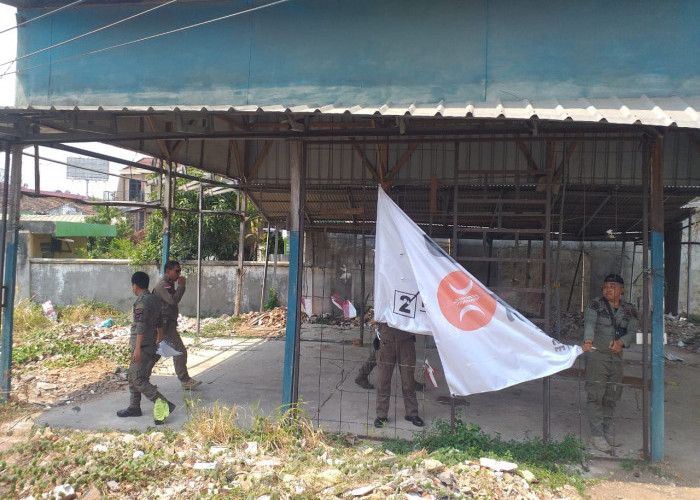Bawaslu-Satpol PP Kota Bandar Lampung Tertibkan APK, Tapi Kok Banyak yang Tidak Terangkut?