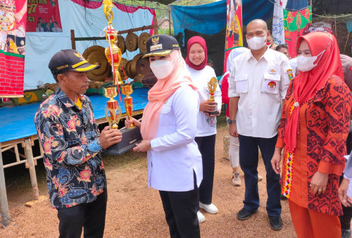Bupati Tanggamus Hadiri Penyerahan Hadiah HUT RI Ke-77 di Pekon Batu Tegi 