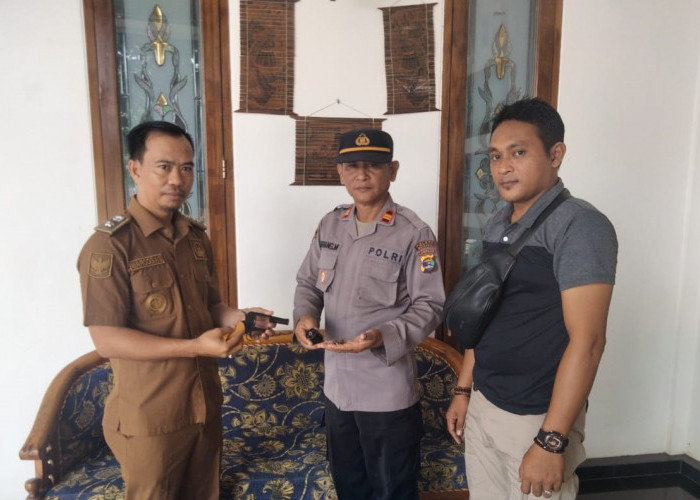 Tekan Kriminalitas, Kepala Kampung Kota Jaya Serahkan Senpi Ilegal Warga Kepada Polsek