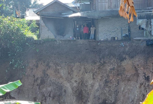 Hujan Deras Melanda Lambar, Rumah Warga di Batubrak Terancam Ambruk karena Longsor