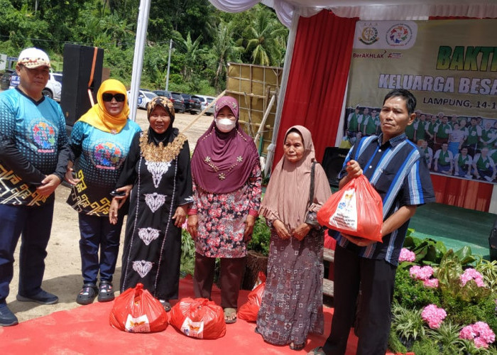 Keluarga Besar Adhyaksa 689 Tanam Pohon dan Bagikan Sembako