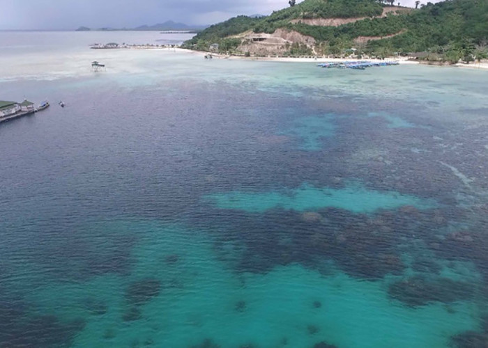 Nikmati Sensasi Berbeda di Pantai Sari Ringgung Lampung, Jalan di Pasir Timbul dan Ibadah di masjid Apung
