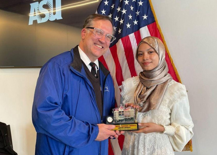 Lulus YSEALI, Sekar Beri Kenang-kenangan Political Science Director, Dr. Patrick McNamara