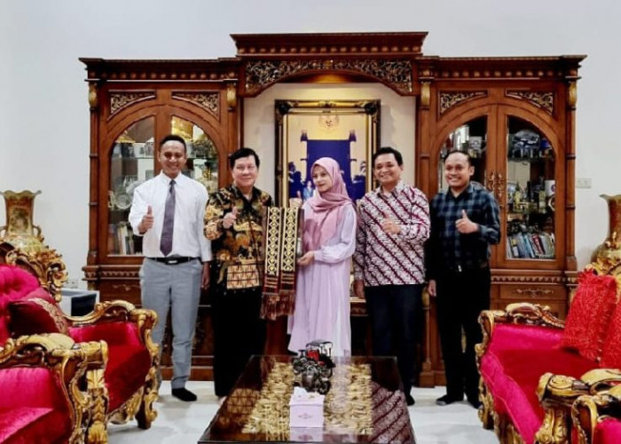 Rektor UTI Lepas Mahasiswa Program YSEALI ke Amerika Serikat
