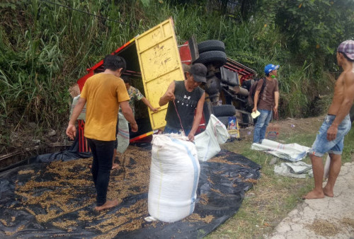 Truk Pengangkut Terperosok ke Selokan di Jalan Soekarno Hatta, Sopir Alami Patah Tulang