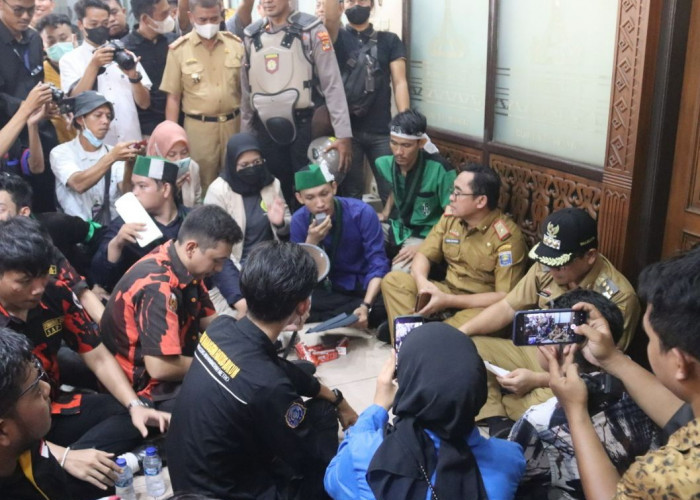 Didemo BEM dan Aktivis HMI Soal Kenaikan Harga BBM, Wali Kota Metro Ajak Mahasiswa Dialog sambil Lesehan 