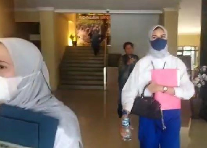 Pemeriksaan Suap Mahasiswa Baru Unila Masih Berlangsung hingga Sore, Dua Wanita Berhijab Enggan Berkomentar