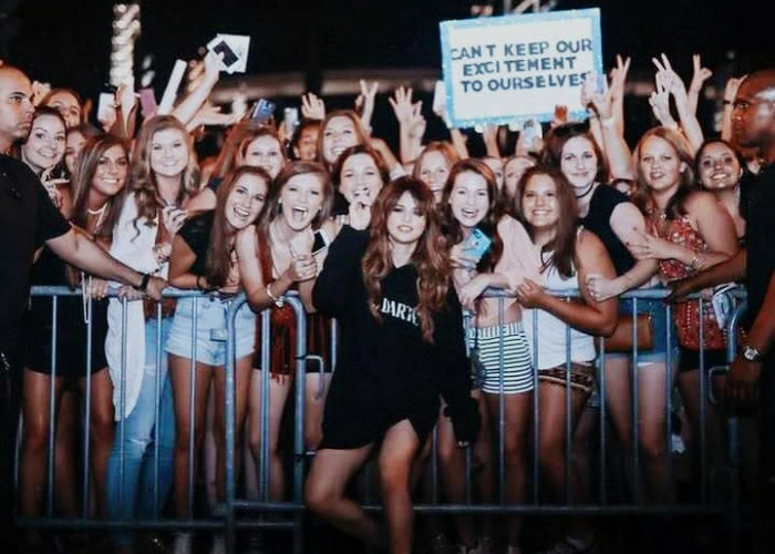 Selena Gomez Wants to Hug 400 million People After Becoming Woman with the Most Followers on Instagram