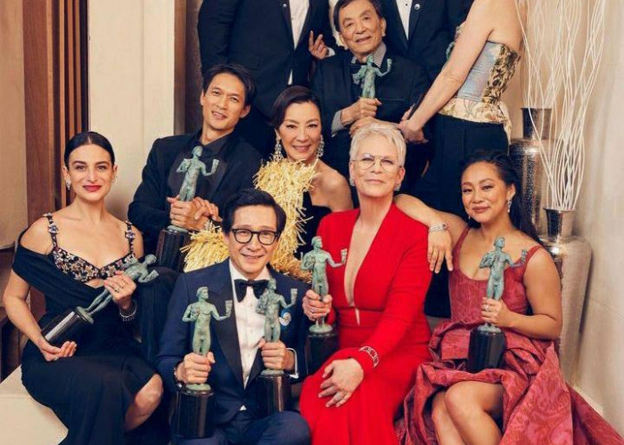 Get Seven Oscar 2023 Awards at Once; Synopsis Film Everything Everywhere All at Once