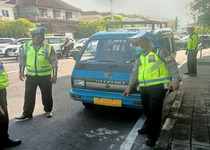 Tingkah Nyeleneh Bule Nyupir Angkot hingga Ditilang Polisi di Bali