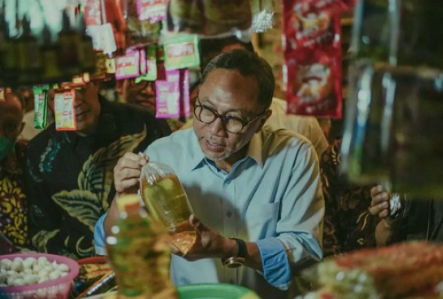 Ini Alasan Mendag Zulkifli Hasan Bagikan Uang ke Pedagang