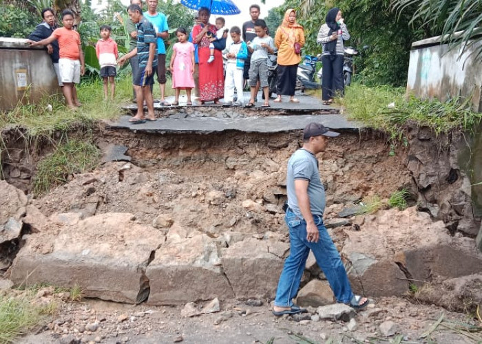 Hujan Deras, Jembatan Antar Desa Putus
